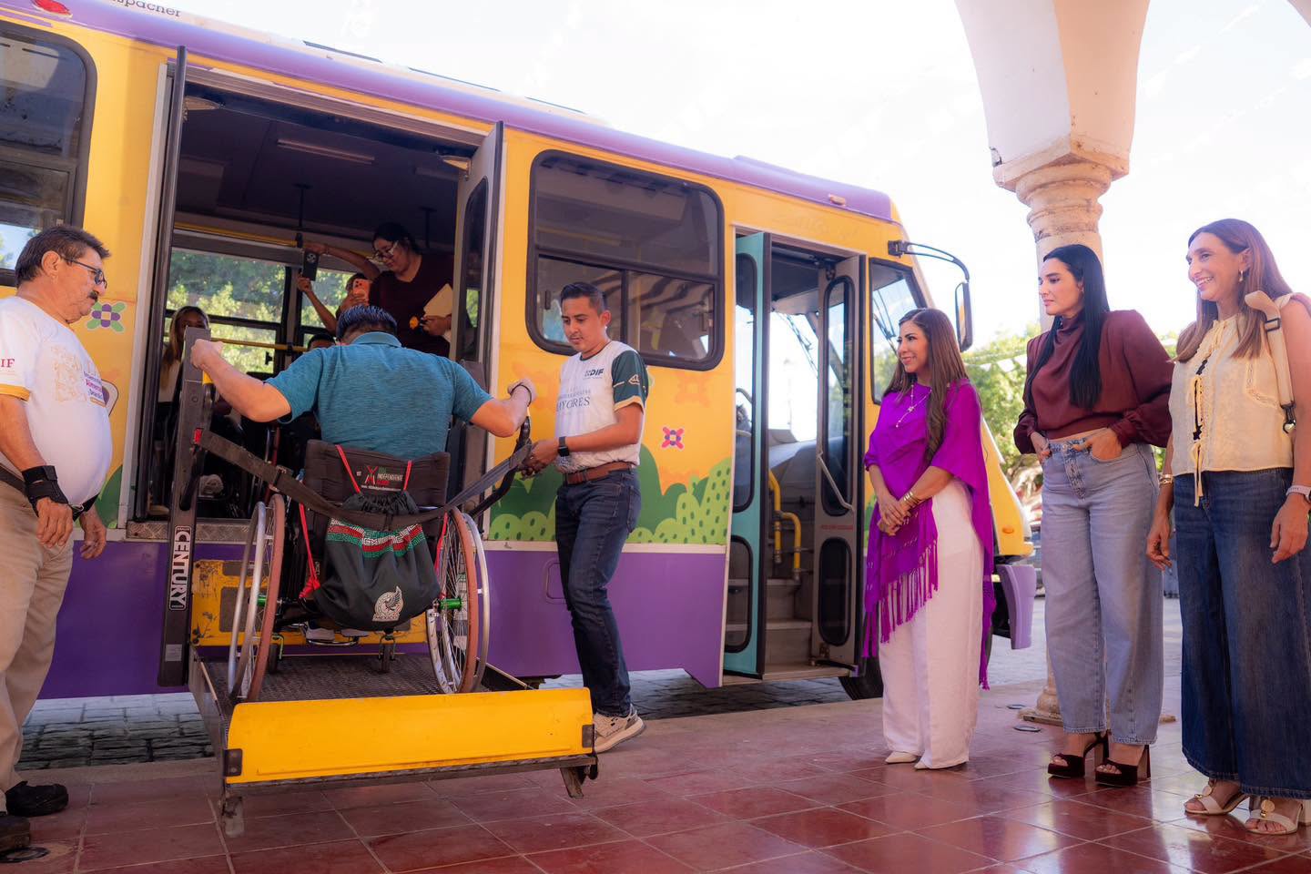 Imagen 1 de la publicación de Línea Abierta Yucatán: DIF Yucatán y Beneficencia Pública entregan aparatos de movilidad a personas con discapacidad