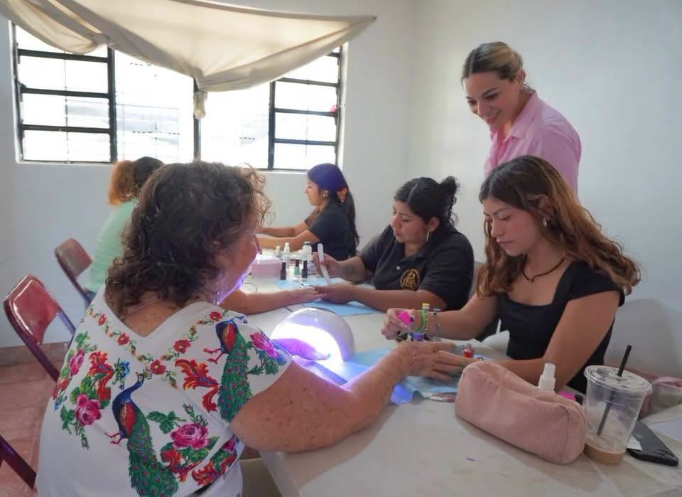 Imagen 2 de la publicación de Línea Abierta Yucatán: Naomi Peniche lleva servicios gratuitos de belleza a familias de Mérida