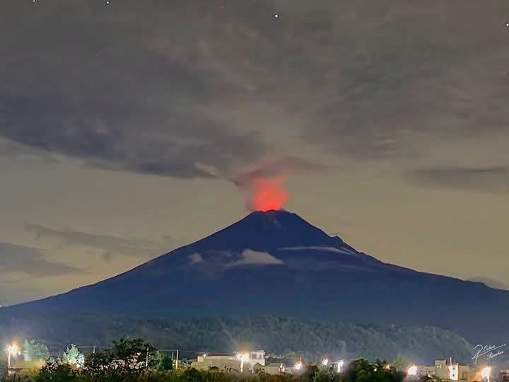 Incandescencia del Popocatépetl en la imagen de la publicación