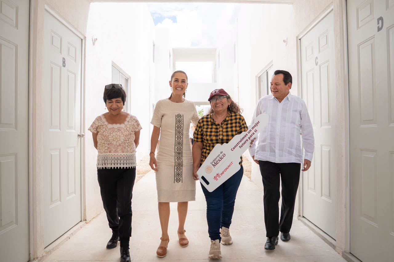 Imagen 1 de la publicación de Línea Abierta Yucatán: Guadalupe recibe las llaves de su casa: entregan 432 viviendas en Umán