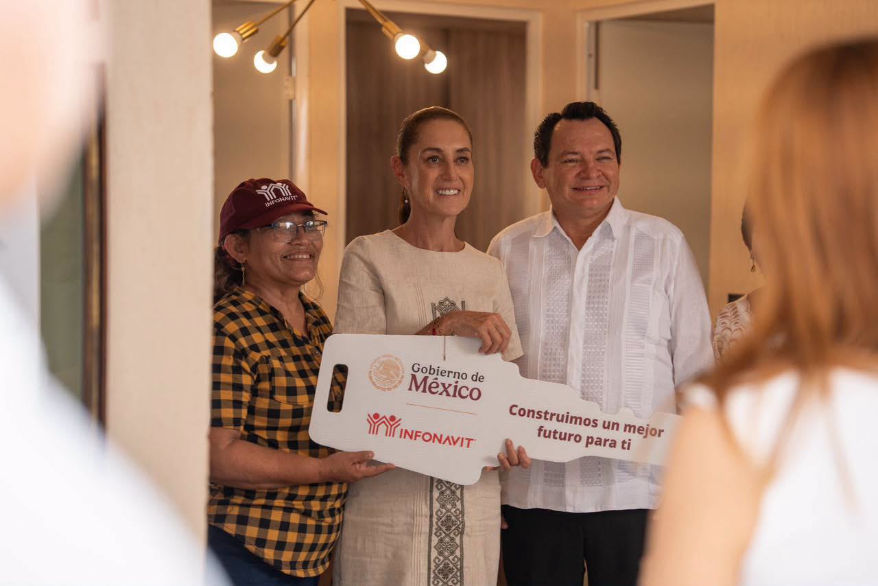 Imagen 2 de la publicación de Línea Abierta Yucatán: Guadalupe recibe las llaves de su casa: entregan 432 viviendas en Umán