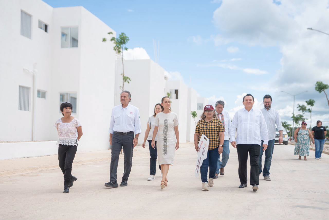Imagen 5 de la publicación de Línea Abierta Yucatán: Guadalupe recibe las llaves de su casa: entregan 432 viviendas en Umán